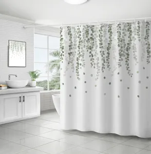 Détail de rideau de douche imprimé de feuilles d'eucalyptus dans une salle de bains.