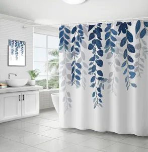 Détail de rideau de douche à motif de feuilles bleues, tissu polyester imperméable.