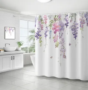 Détail de rideau de douche glycine aquarelle, motif floral élégant dans une salle de bain.