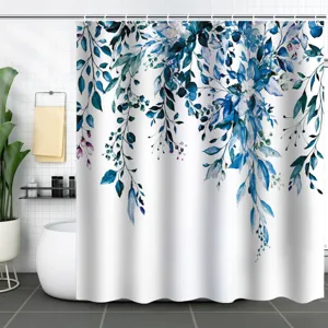 Détail du rideau de douche botanique aquarelle bleu imperméable dans une salle de bains.