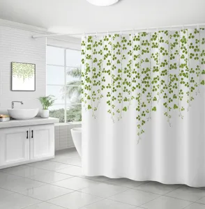 Détail de rideau de douche à motif de plantes vertes dans une salle de bain moderne, tissu imperméable.