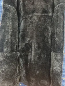 Dettaglio della fodera in pile nero spesso della giacca di jeans da uomo, calda.
