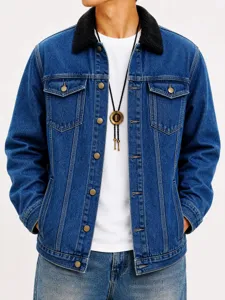 Giacca di jeans uomo vintage slavata con pelo nero sul colletto e bottoni in metallo.