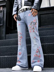 Jean droit bleu clair pour homme avec broderie florale rose et style street fashion.