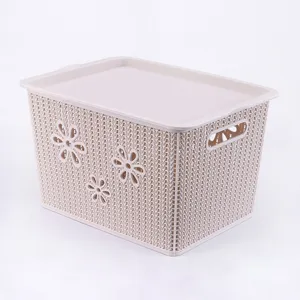 Panier de rangement en plastique avec couvercle, texture tissée et design de fleurs pour bureau.