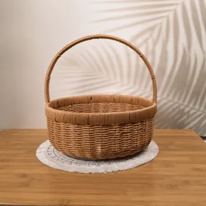 Woven picnic basket detail showing dimensions, height 31cm, bottom diameter 23cm, medium size.