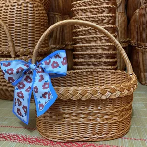 Cesta de mimbre tejida vintage con cinta de flores, ideal frutero y cesta de regalo decorativa.
