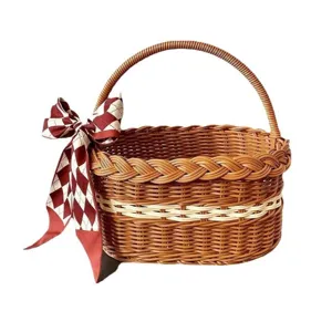 Cesta de regalo de mimbre tejido vintage con lazo elegante para flores y fruta.