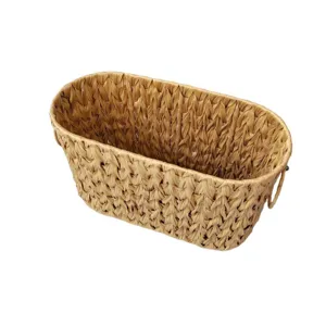 Cesta de almacenamiento tejida natural para organizar aperitivos y varios objetos.