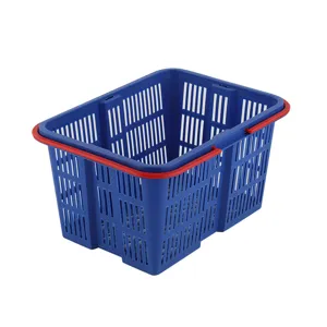 Panier à fruits en plastique bleu avec poignée rouge pour récolter et stocker des fraises.