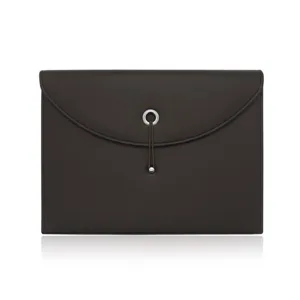 Elegante cartella porta documenti A4 in pelle marrone scuro con chiusura ad anello in metallo.
