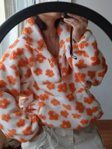 Dames witte fleece pullover met oranje bloemenprint, comfortabele warme wintertrui.