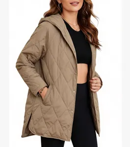 Détail de veste à capuche matelassée kaki, manteau décontracté mi-long avec boutons-pression.
