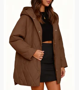 Détail de veste à capuche matelassée marron avec texture losange et fermeture à boutons pressions.