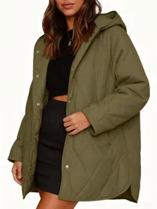 Veste matelassée à capuche vert olive pour femme, vêtement d'extérieur ample et décontracté.