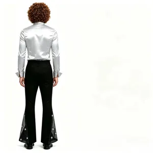 Vista detallada del traje de disco retro para hombre con camisa plateada y pantalones.