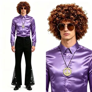 Vista detallada del traje disco de hombre de los años 70 con camisa morada brillante.