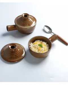Gedetailleerd overzicht van retro keramische soepkom met zijhandvat, serviesgoed.