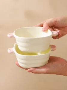 Bol de cuisson en céramique blanche avec poignées roses pour œufs et salade au quotidien