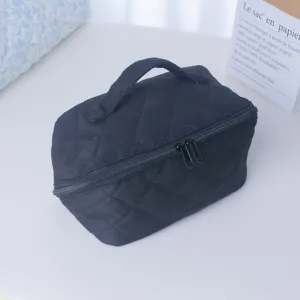 Trousse de toilette matelassée noire avec fermeture éclair et poignée, sac de rangement portable.