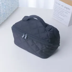 Sac à cosmétiques matelassé noir avec poignée et double fermeture éclair, trousse de maquillage.