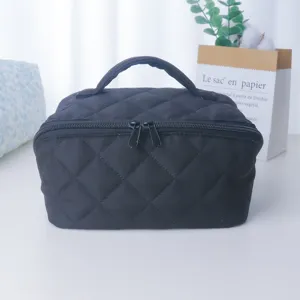 Trousse de maquillage matelassée noire avec poignée, grand sac de rangement voyage.