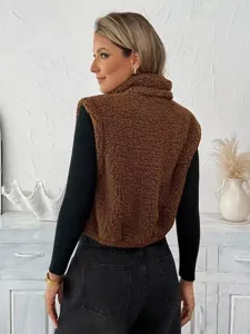 Gilet sans manches femme automne hiver en peluche teddy duveteuse avec col à revers.