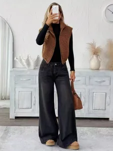 Détail de gilet en polaire marron confortable, tissu sherpa doux, zippé, scène de style de vie.