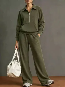 Set casual autunno inverno felpa con mezza zip e pantaloni larghi di stile dettagli.