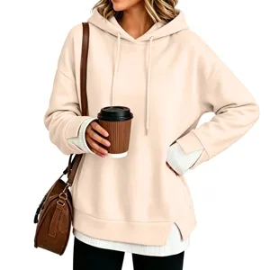 Vista dettagliata felpa con cappuccio donna manica lunga casual con design stratificato.