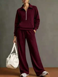 Felpa bordeaux con mezza zip e pantaloni ampi, vista dettagliata, abbigliamento casual.