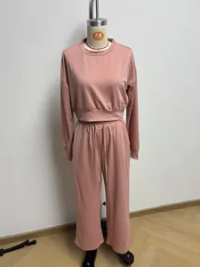 Vista di dettaglio set loungewear donna rosa unicolore crop top maniche lunghe pantalone.