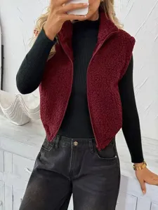 Gros plan sur le gilet zippé douillet pour femme en molleton bordeaux avec col montant classique.