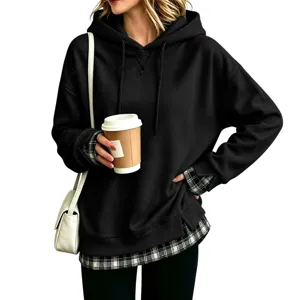 Vista di dettaglio della felpa con cappuccio casual da donna con orlo a quadri alla moda.