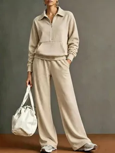 Vista dettagliata del completo tuta casual da donna beige con felpa mezza zip e pantaloni.