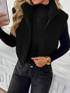 Vue détaillée du gilet zippé en polaire sherpa noire, montrant le col et la texture.