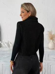 Détail de gilet polaire noir confortable, mode femme automne hiver, vêtement d'extérieur chaud.