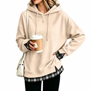 Dettaglio felpa con cappuccio casual ampia da donna con inserti a quadri e maniche lunghe.