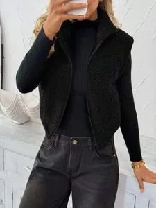 Vue de détail d'un gilet zippé en polaire noire élégant pour femme au quotidien.