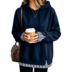 Primo piano della felpa con cappuccio casual da donna blu scuro con maniche a righe.
