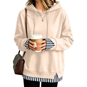 Dettaglio felpa con cappuccio ampia, elegante finto due pezzi con orlo a righe e maniche.
