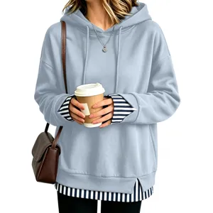 Vista di dettaglio di felpa con cappuccio casual da donna con polsini a righe e coulisse morbida.