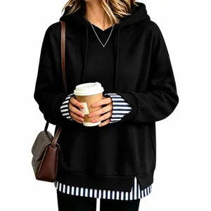 Vista di dettaglio di una felpa con cappuccio ampia e casual da donna con polsini a righe sovrapposti.