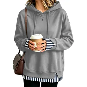 Felpa con cappuccio grigia da donna comoda e ampia con polsini e orlo a righe stile finto due pezzi.