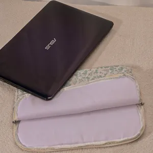 Custodia per laptop floreale trapuntata da 14 pollici con morbida imbottitura e pratica zip.
