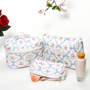 Set di beauty case trapuntati con nastro blu e rose, grande borsa per trucchi e cosmetici.