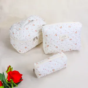 Borsa per cosmetici trapuntata floreale, custodia imbottita, organizer da viaggio.