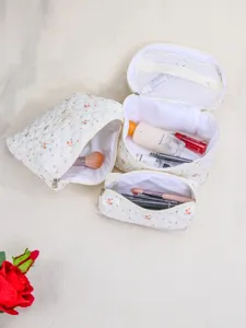 Borsa cosmetica trapuntata a fiori, simpatico astuccio per trucco imbottito con comoda cerniera.