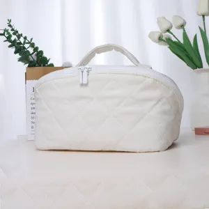 Trousse de maquillage matelassée blanche avec poignée, grande capacité pochette de rangement.