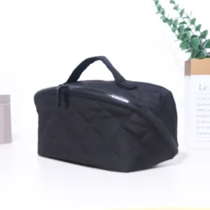 Trousse de maquillage matelassée noire, trousse de toilette portable avec poignée et zip.